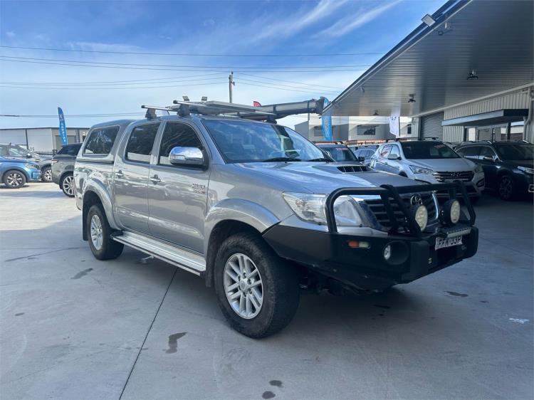 2015 TOYOTA HILUX DUAL CAB P/UP SR5 (4x4) KUN26R MY14