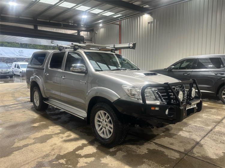 2015 TOYOTA HILUX DUAL CAB P/UP SR5 (4x4) KUN26R MY14